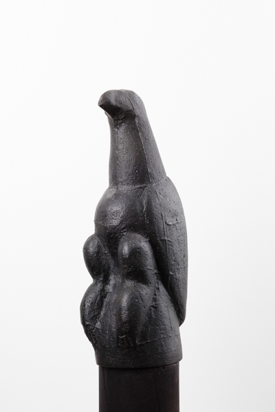 Michele Mathison, Chapungu #4 Shiri yedenga (sky bird), 2015, Cast iron and wood, 183 x 39 x 40cm